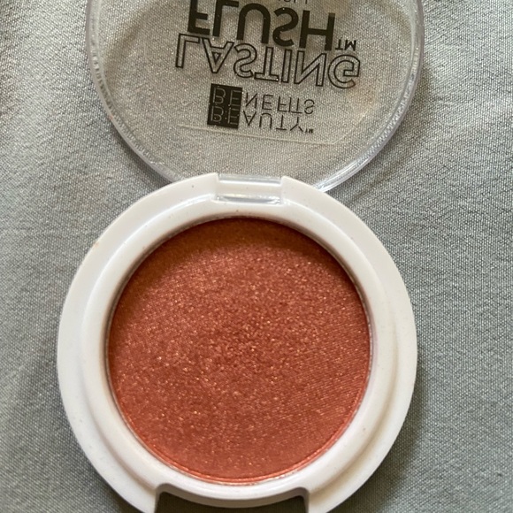 Makeup bundle - Picture 7 of 7